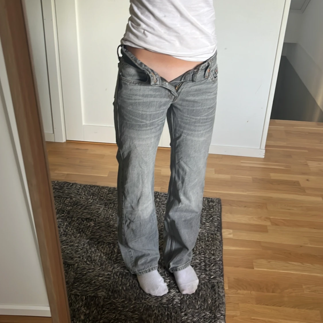 Weekday Arrow Low Straight Jeans grå