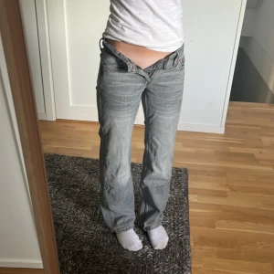 Weekday Arrow Low Straight Jeans grå - Säljer ett par gråa Weekday Arrow Low Straight Jeans i storlek 23/30. Lågmidjade och aldrig använt 