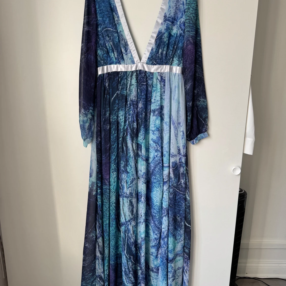 Blå långklänning med djup v-ringning - 1