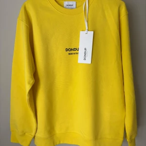 Gul sweatshirt från Dondup - Tja! Säljer en gul tröja från italienska märket Dondup. Tröjan har rund hals, långa ärmar och är tillverkad i mjuk bomull. |Nypris=998kr| Mitt pris=699|