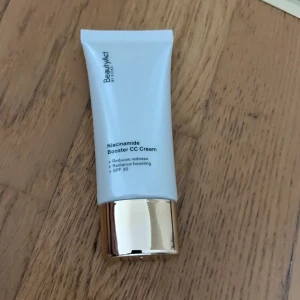 CC Cream - CC-cream med niacinamid som jämnar ut hudtonen, minskar rodnad och ger glow. Innehåller SPF 30 och har en krämig formula. Tuben är vit med guldig kork och rymmer 30 ml. Färg: No. 08C, en ljus till medium nyans. Säljer den för min mamma köpte den men det är helt fel nyans för oss båda☺️ Aldrig använt på ansiktet men har testat på handen för att se färgen