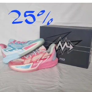 BIG3 basketskor - Färgstarka sneakers från BIG3 med cool mismatched design. Riktigt fräscha skor, mycket bra skick. Köpta för ca 1500 Mitt pris 850💕