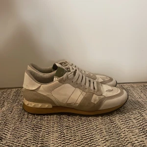 Valentino Rockrunner sneakers grå vita - Snygga Valentino Rockrunner sneakers i grå och vitt med klassisk snörning, storlek 41 men kan passa lite större BARA skorna ingår
