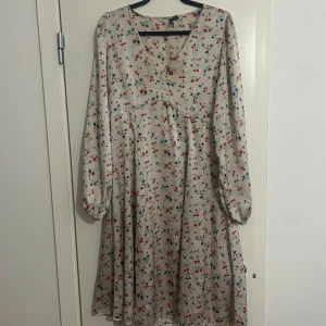 Klänning  - Jätte söt sommarklänning som är i satin. Den kniper igen för midjan och sitter perfekt. Klänningen kommer en bit över knäna. Köpt för 699kr 