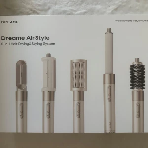 Dreame airstyle  - Säljer min dreame airstyle då den inte kommer till användning, har endast använt värmeborsten därför känner jag att det är onödigt för mig att ha kvar den och hoppas att den kommer till mer användning för någon annan!🫶🏼 (Nypris 3399:-)