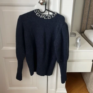 Stickad tjocktröja  - Säljer denna såååå fina tjock tröja som är från les coyotes! Köpte den på Lucca för 800 och har använt den ish 2-3 gånger!