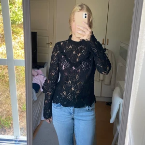 Spetströja - Spetströja ifrån minimum i storlek 34. I gott men hyfsat använt skick. 