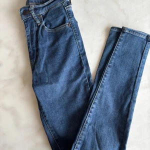 Levi's blå jeans  - Snygga blå Levi's Mile High Super Skinny jeans. 