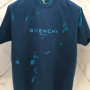 Blå Givenchy t-shirt med tryck - Givenchy tryck och splash-effekt i turkos. T-shirten har korta ärmar och klassisk rund hals. Givenchy Paris-loggan är tryckt framtill. Perfekt för dig som vill sticka ut med designerplagg. Kostar 12500kr på Farfetch pre-owned. Denna  är helt oanvänd. Givetvis autentisk, äkta! Priset kan diskuteras enbart seriösa köpare.
