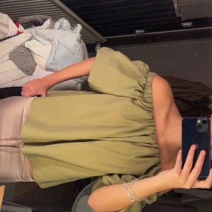 Grön offshoulder blus med puffärm - Säljer en blus med offshoulder-modell och bred  runt axlarna. Toppen har puffärmar. 