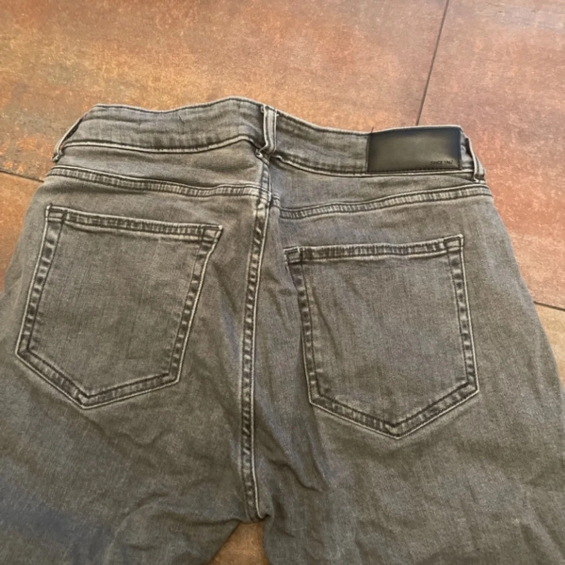 Grå slim fit jeans från Dressmann - 1