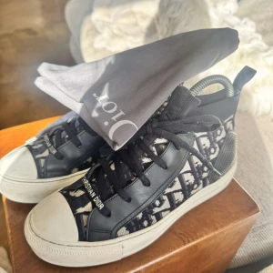 Dior sneakers  - Super fina Christian Dior sneakers, inköpta i februari 2025 från Vestiaire Collective, bevis från köpet kan skickas privat. Bra skick! Dustag kommer med. Storlek 38,5. Marinblå/svart färg 