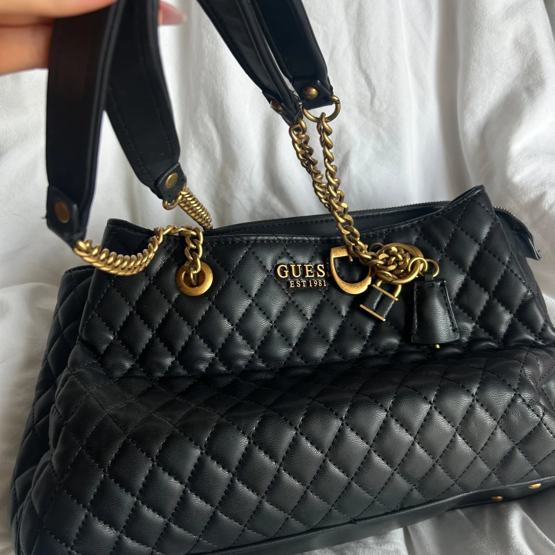 Svart quiltad handväska från Guess - 1