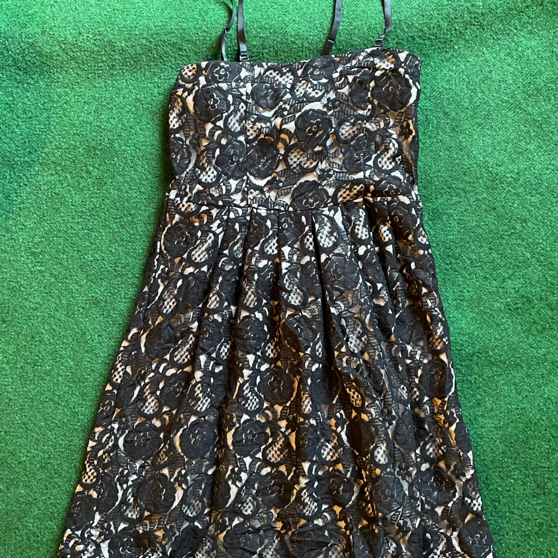 Svart spetsklänning från Vila