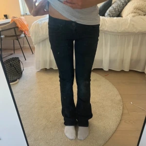 Ltb valerie jeans - Ett par snygga utsvängda och Low waist ltb valerie jeans i väldigt mörkblå (nästan svart färg) i storlek W25xL30! Säljer då dem tyvärr inte kommer till användning löngre 💕 Bilderna är lånade 