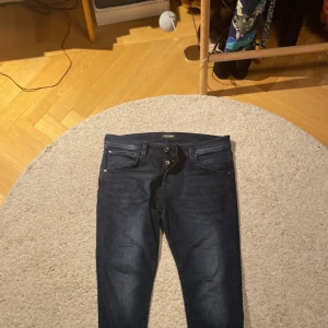 Mörkblå jeans från Jack & Jones - Snygga mörkblå jeans från Jack & Jones. Perfekta för dig som gillar stilrena och tidlösa jeans. Skick 10/10 använda 1 gång 