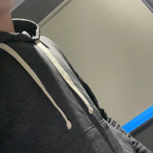 Mörkgrå hoodie - Säljer en stilren mörkgrå hoddie från Jack&Jones. Tröjan är i storlek S men kan passa även M. Tröjan är i mycket bra skick och har inga defekter eller skador. Hör av dig vid frågor.