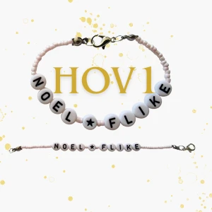 Hov1 armband Noel Flike - Handgjort armband med vita runda bokstavspärlor som bildar namnet på Hov1:s bandmedlem 'NOEL FLIKE'. Armbandet är gjort av elastisk tråd och metallspänne. Perfekt accessoar för dig som gillar personliga smycken och Hov1. Anpassar längd, namn/ord, färger med mera utefter dina önskemål. Se mina övriga annonser och passa på att få rabatt vid köp av flera varor samtidigt. Obs!!! Accepterar ej prutande. 25 kr är ett fast pris. 