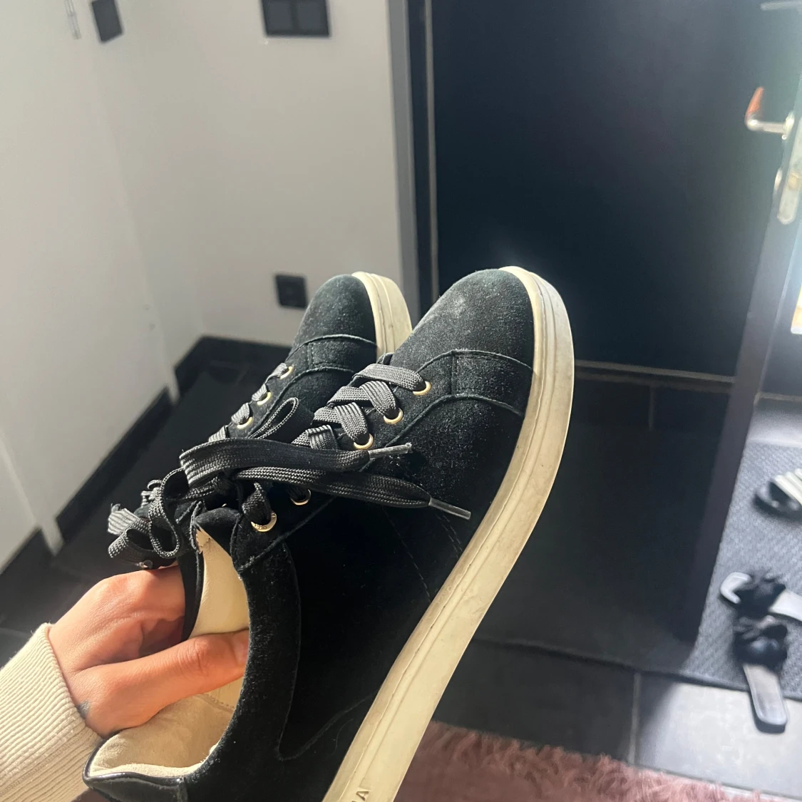 Svarta sneakers i mocka från Dasia - 1