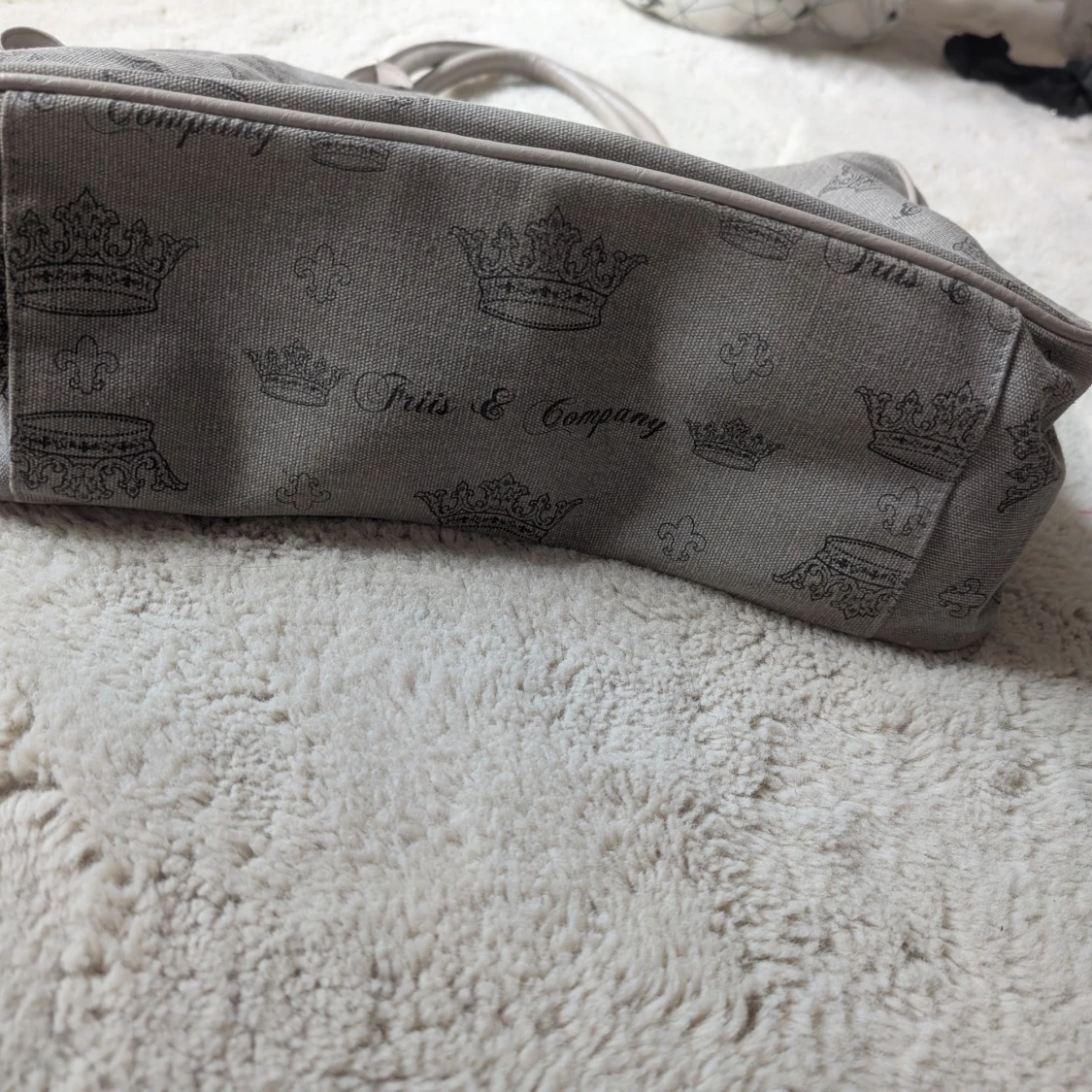 Grå handväska från Friis & Company - 2