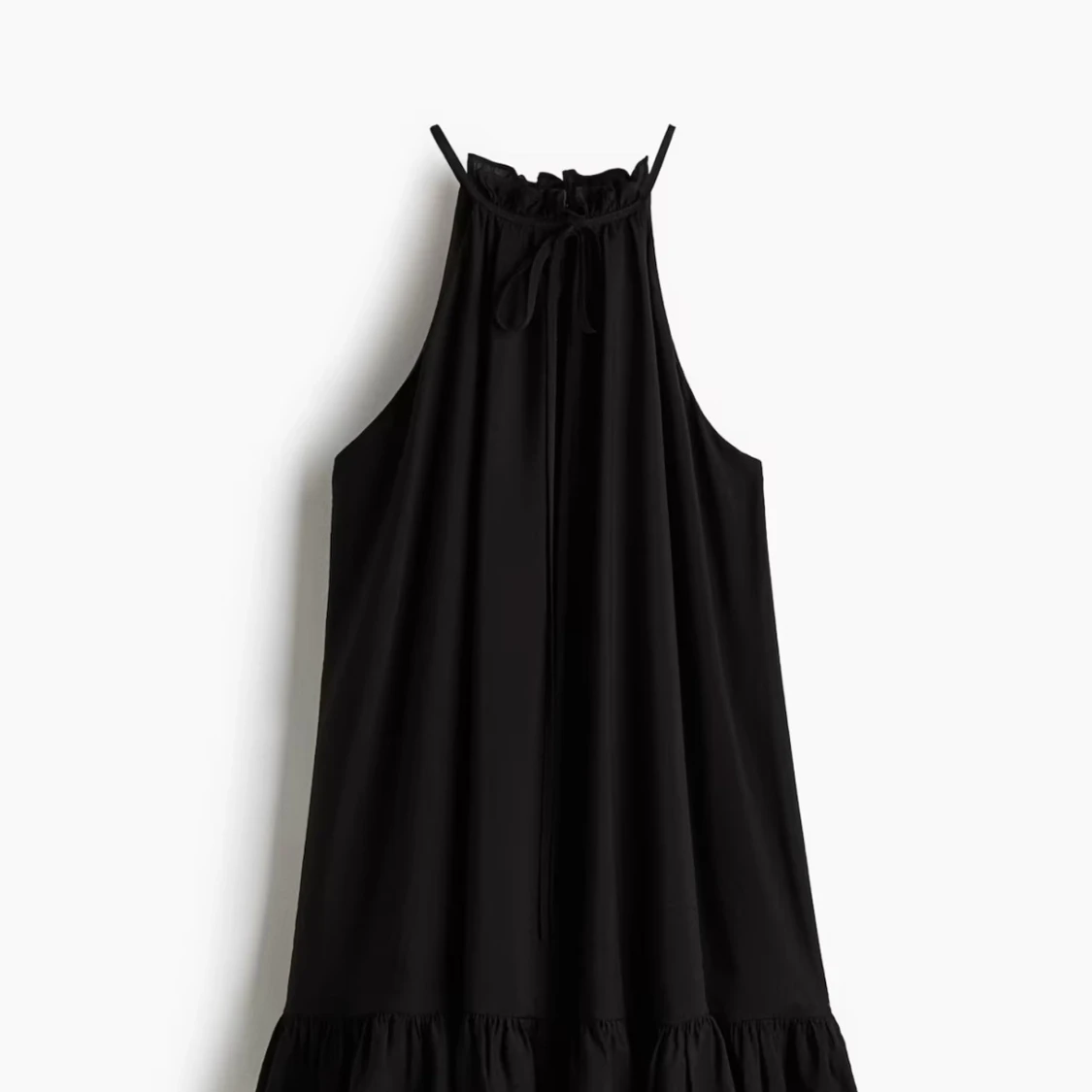 Svart omlott kortklänning med volang