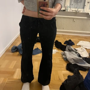 Svarta linnebyxor - Svarta linnebyxor köpta på plick, vet ej märke säljer därav billigt. Jag är 164cm såhär passar byxorna min längd för referens. (klickade bara i Nelly fastän jag ej vet märket som syns på sista bilden)
