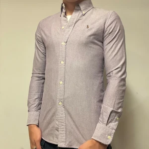 Polo Ralph Lauren Skjorta | M/S - Säljer en sjukt fet Ralph Lauren skjorta| Nypriset ligger på ~ 1800kr, mitt pris, 499kr | Storlek S, slim fit | Jag på bilden är 181,71kg | Inga synliga defekter, därav mycket bra skick | Skriv vid intresse ! 💫😉