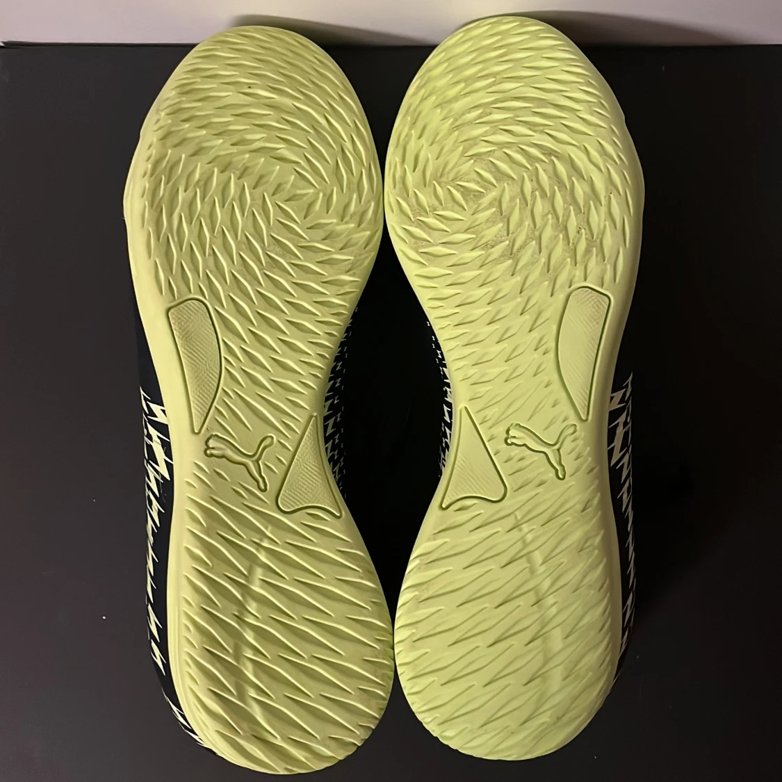 Svarta och gula Puma fotbollsskor - 3