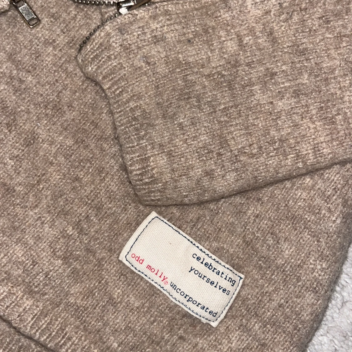 Beige stickad Odd Molly tröja v-ringad - 1