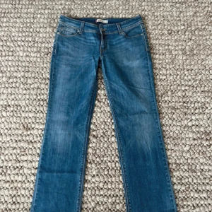 Levi's 505 blå jeans bootcut - Super skick och allt, behöver bara bli av med kläder inför flytt och därav pris!! Storleks lappen är avklippt och dessa är köpte second hand så kan ej göra något åt det så gissar på storleken.