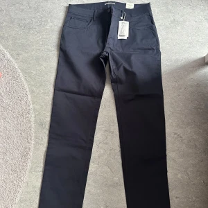 Svarta Pisa 5 Pockets Pants från MNG - Skickar iväg samma dag eller dagen efter🙌🏼Svarta byxor från MNG, modell Pisa 5 Pockets Pants. Klassisk femficksdesign med raka ben och normal passform. Snygg och stilren look som funkar till det mesta. Tillverkade i ett mjukt bomullsmaterial med lite stretch för extra komfort.