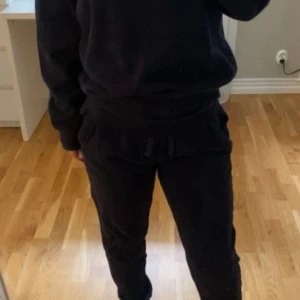 Mörkblå tracksuit från Ravelli S - Mörkblå tracksuit från Ravelli i storlek S. Byxorna har snörning och en bakficka. Man köper hela setet tillsammans. Storleken stämmer bra. Köparen betalar frakt!