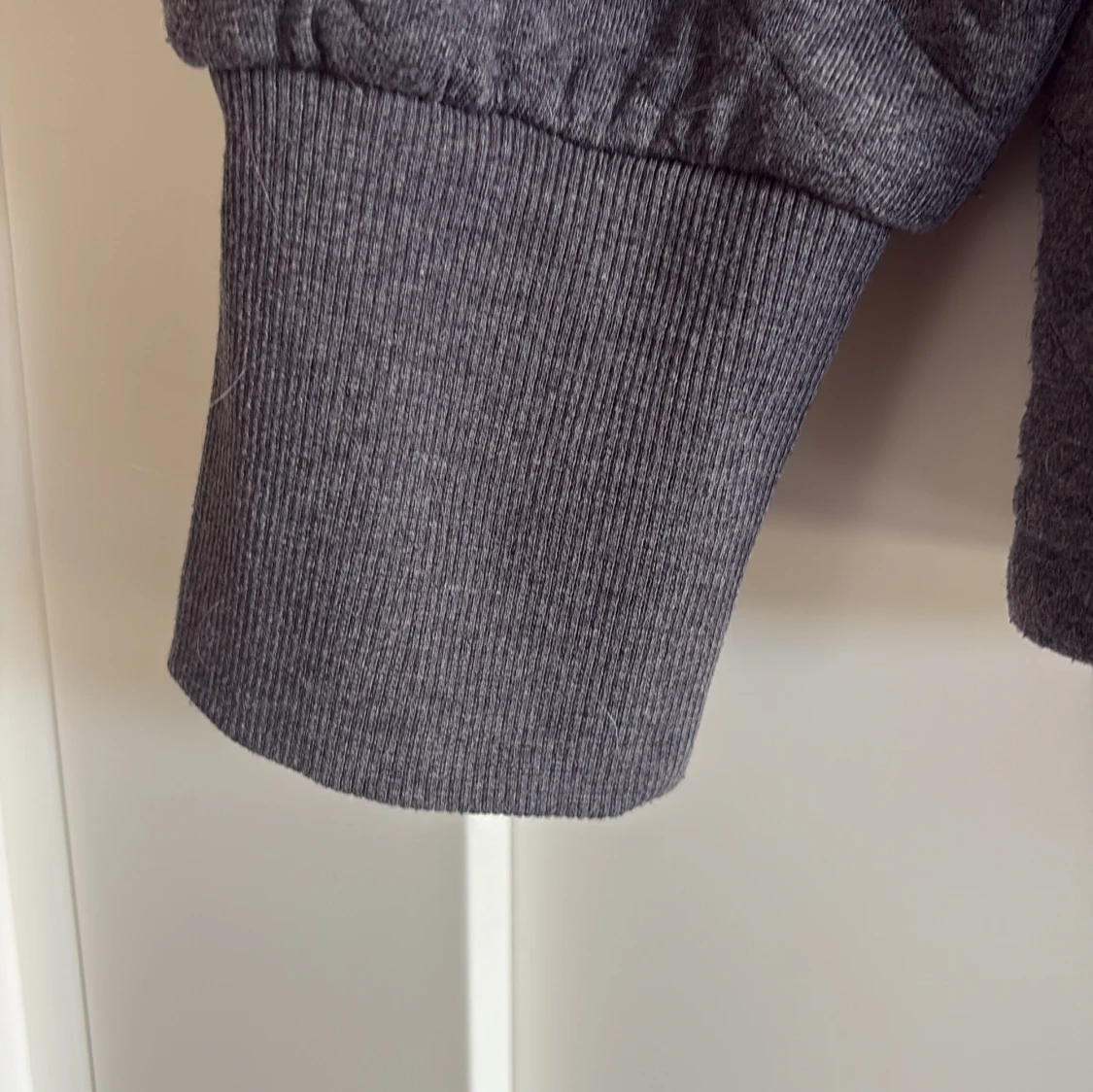 Mörkgrå quiltad tröja Jacqueline de Yong - 3