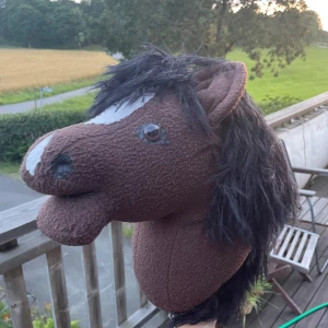 Brun käpphäst - Brun käpphäst från företag! Ny pris ca 800kr! Finns att hämta i Onsala, Kungsbacka eller skickas mot fraktkostnad💕