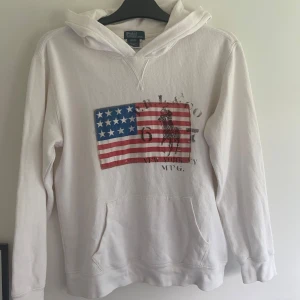 Ralph Lauren hoodie - Vit hoodie från Ralph lauren i storlek 14-16 år, jätte fint skick utan fläckar eller likande skador på den. Perfekt nu inför skolstart och hösten! Tveka inte vid köp👍( priset är ej hugget i stenen)