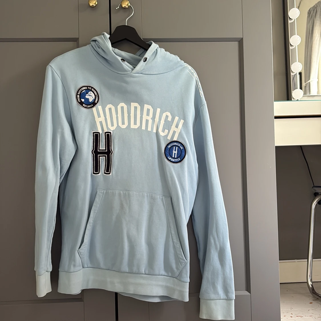 Ljusblå hoodie från Hoodrich