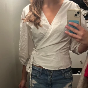 Vit blus från neo noir - Supersöt omlottblus från Neo Noir i nyskick!