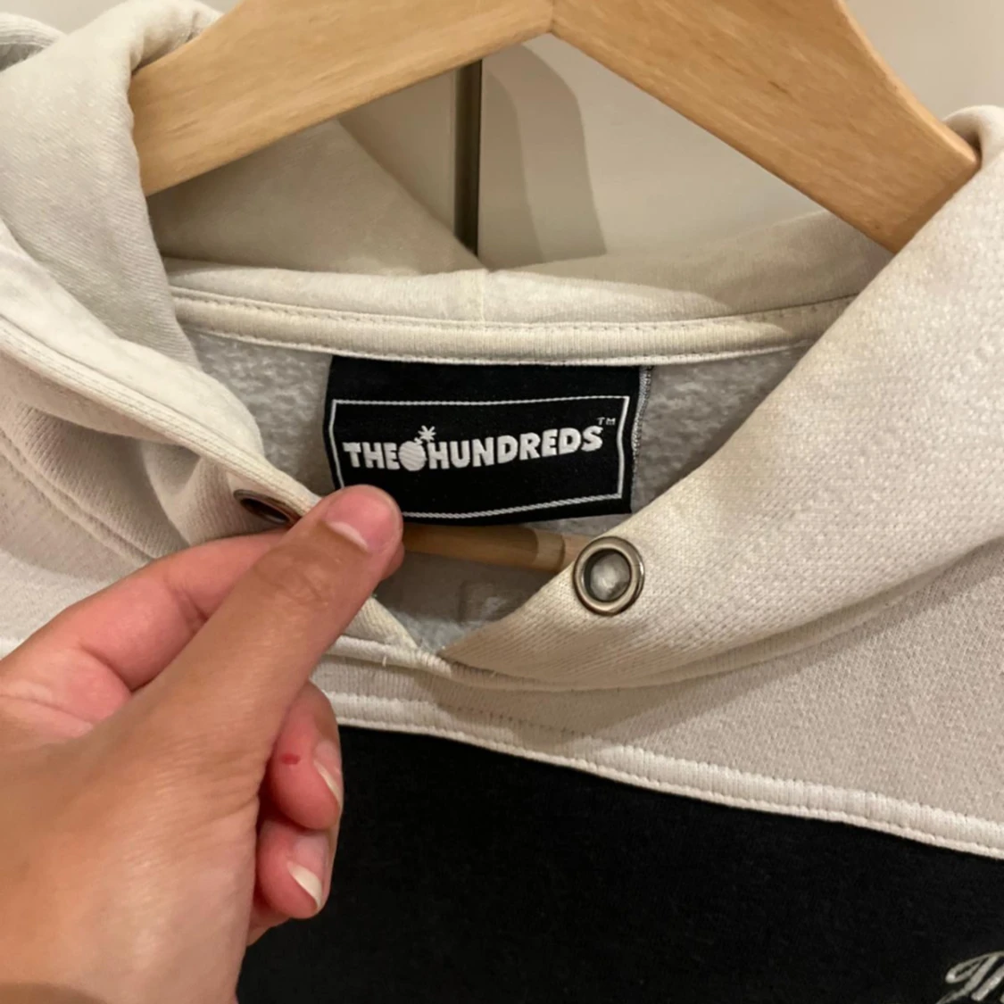 Svart och vit hoodie från The Hundreds - 2