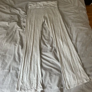 Grå yoga pants från 157 - Super sköna yoga pants från lager 157. Endast använda 1 gång, säljer då de har blivit för korta.