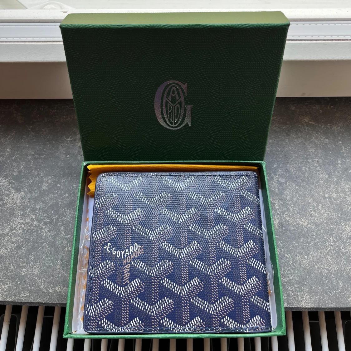 Blå plånbok med mönster