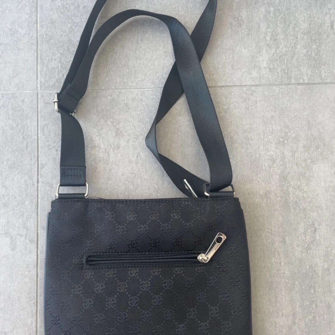 Svart axelväska  - 1