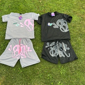 Syna world - 2 st - Selling two brand new Syna World tracksuit sets. 📍 Condition: 100% brand new, never worn. With tags  🎨 Colors: [ Grey and pink, Black and grey ] 📏 Sizes: [ S ] 💰 Price for both: [ 1199 ] – can also sell separately for [ 650 ] each.