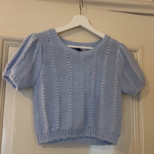 Ljusblå stickad topp - H&M - Supersöt ljusblå stickad topp från H&M Divided i storlek S
