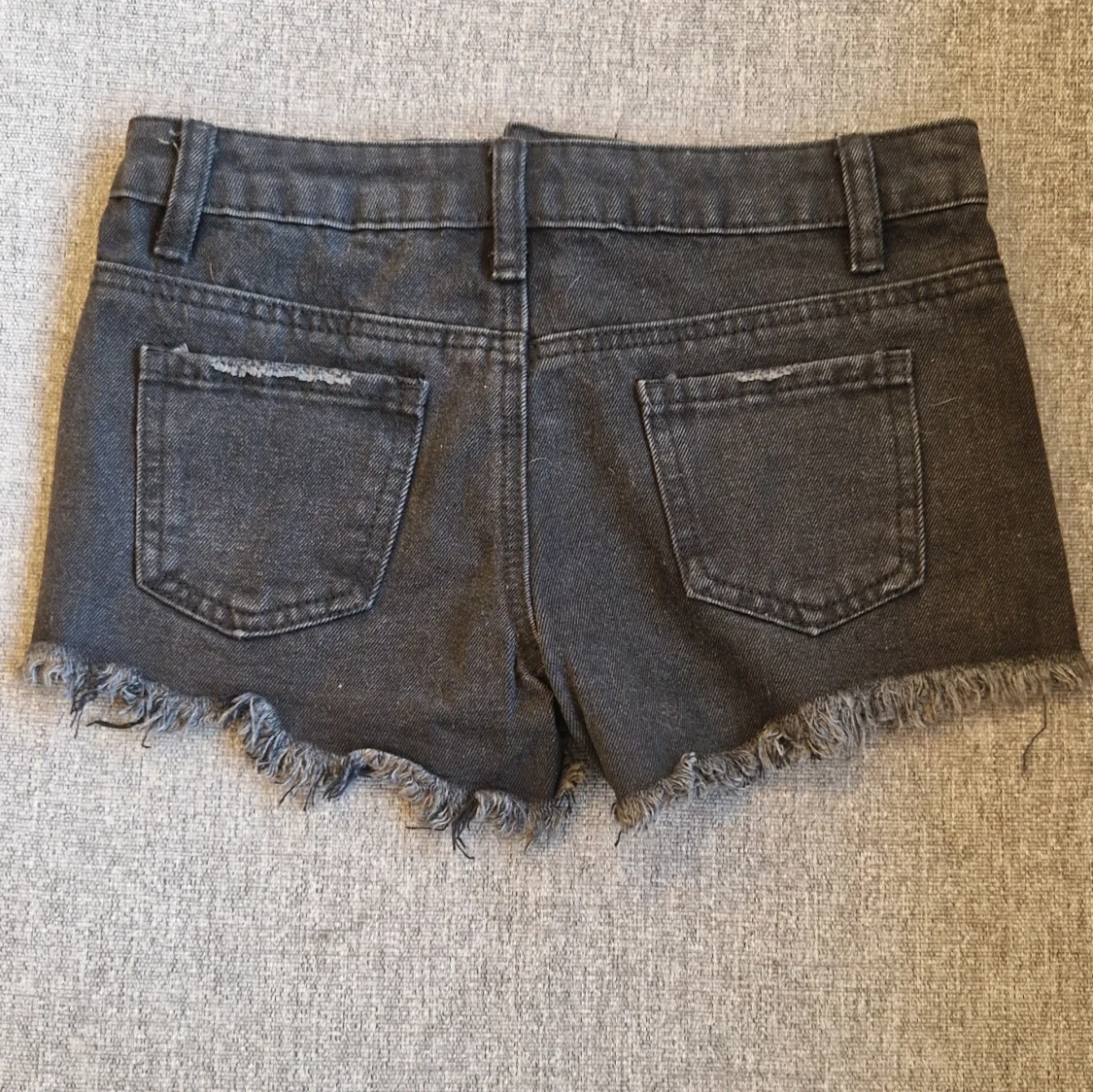Svarta jeansshorts med slitningar - 1