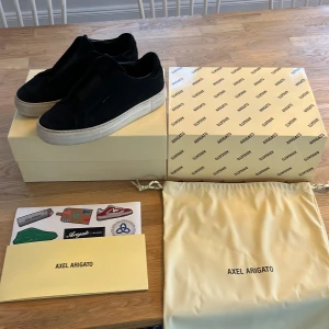 Axel arigato laceless  - Bra skick, bara använda ett litet tag tills jag växte ur dom.  Storlek 40