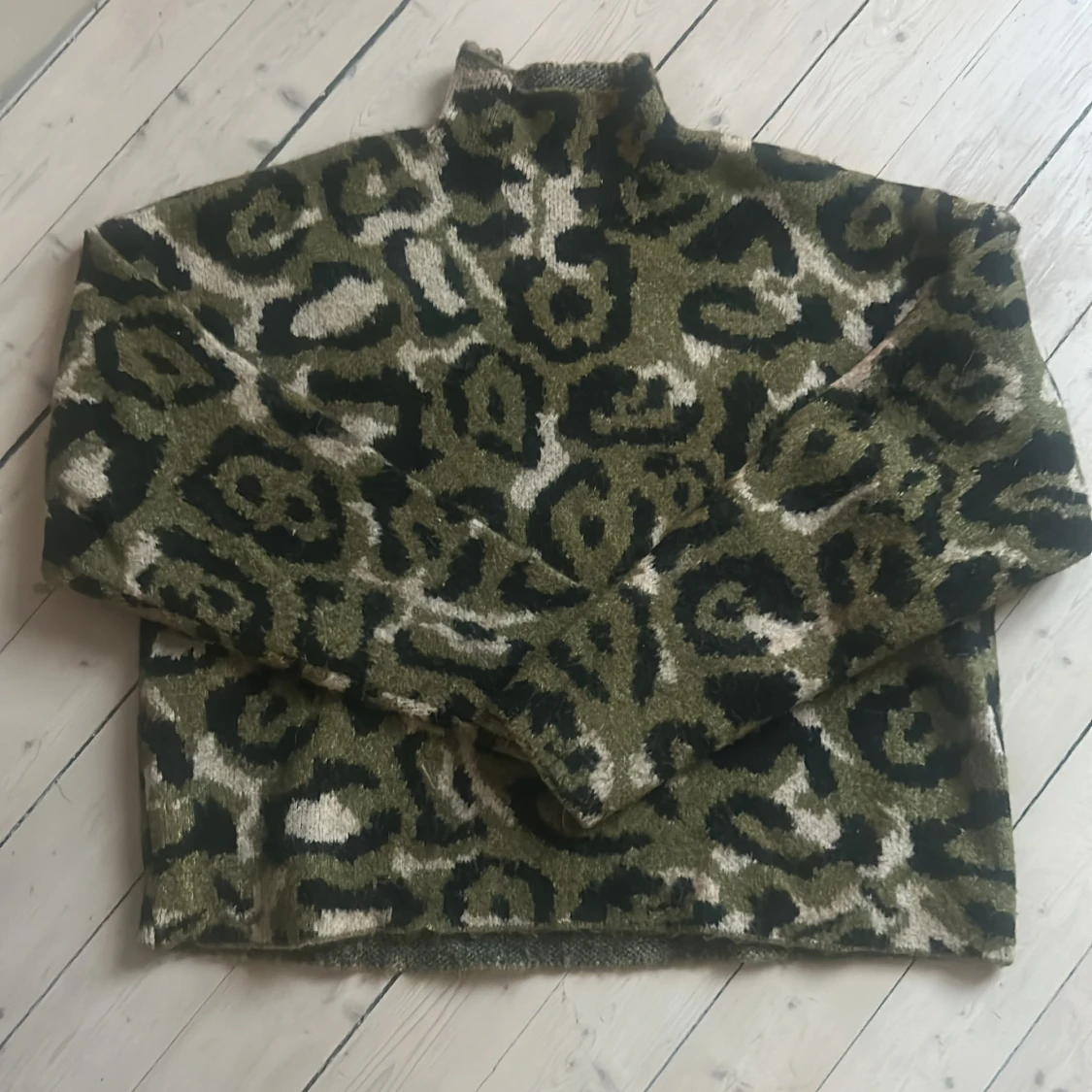 Grön leopardmönstrad polotröja