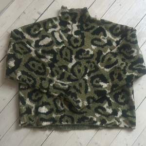 Grön leopardmönstrad polotröja - Säljer min gröna stickade polotröja från Zara. Väldigt bra skick då jag bara andvänt den ett par gånger. Liten i storleken.