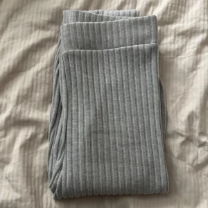 Bikbok - Grå ribbade mjukis set  - Söt grå ribbade mjukisset – tröjan i storlek S och byxorna i storlek M. Byxorna är ganska tajta men passar mig som vanligtvis har storlek S, dock är de väldigt långa på mig (jag är 157 cm)!!! Plaggen kan även säljas separat - hör av dig så kan vi diskutera pris🩷Setet är tunt men mjukt och supergulligt!  Endast använt en gång, då byxorna tyvärr är för långa för mig – så det är i toppskick! De säljs inte längre så passa på att köpa! 
