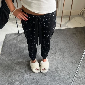 Svarta mjukisbyxor/ pyjamasbyxor - Säljer mina svarta pyjamasbyxor med resår i midjan då dom tyvärr är för små för mig. Aldrig använda har bara dragit bort prislappen.🩷🩷🩷