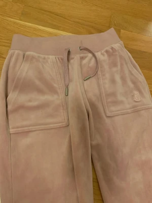 Juicy couture byxor xxs  - Rosa juicy couture byxor som jag säljer då de inte kommer till användning längre💗 Ena metallsaken på ett av snörena har lossnat i övrigt är de i bra skick! Pris kan diskuteras💗      nypris:1099